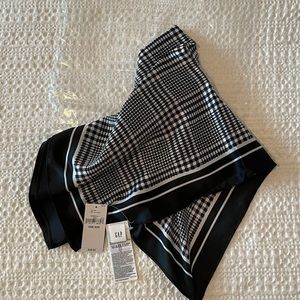 GAP Neck Houndstooth Check Neck Scarf- NEW!